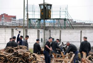 Осуждённые работают в тюрьме